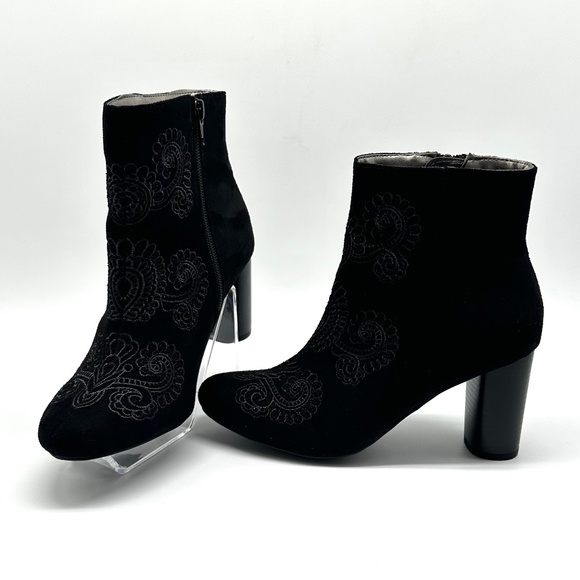 Black Faux Suede Embroidered Side Zip Ankle Booties Women’s 5.5 M - Picture 1 of 13